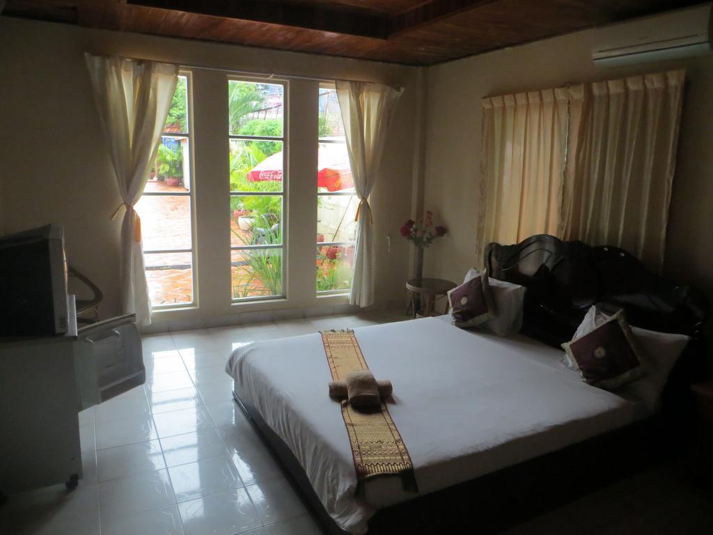 Divers Hotel Sihanoukville Room photo